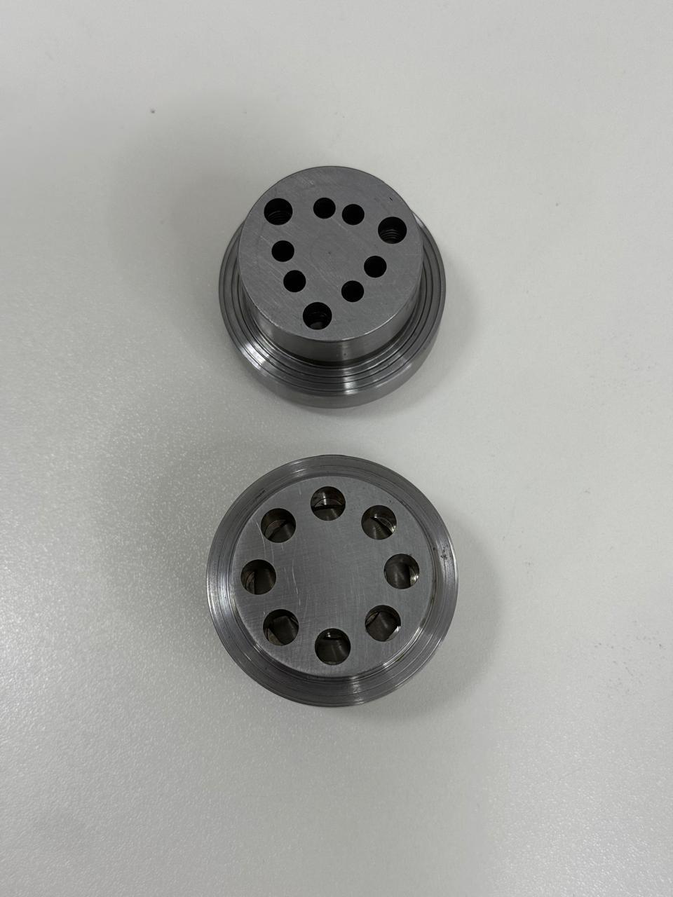 Peças usinadas com furação e roscas para válvulas de compressor